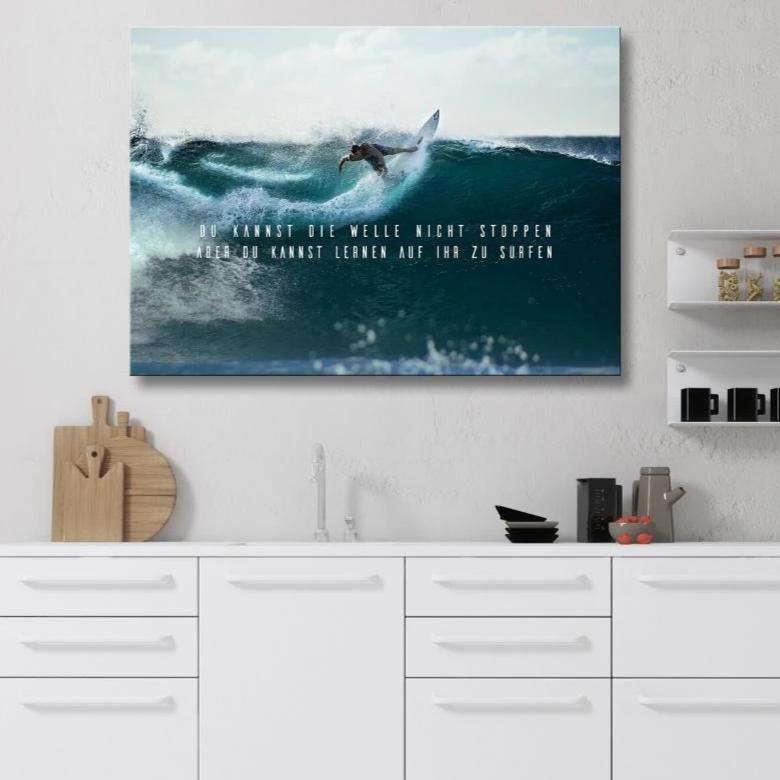 LERNE ZU SURFEN - Mockup mit Hintergrund 2 - Hustling Sharks