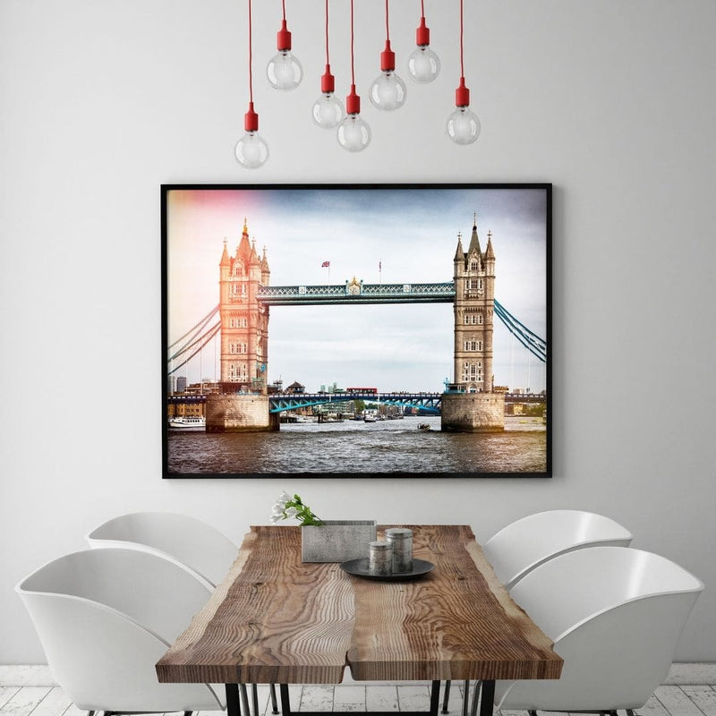 Leinwandbild mit Hintergrund 1 - London - London Bridge - Hustling Sharks