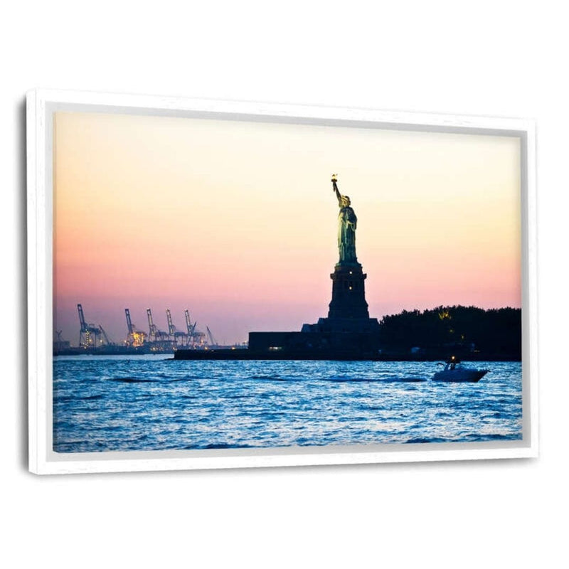Leinwandbild mit Schattenfuge "weiß" - New York City - Statue of Liberty - Hustling Sharks